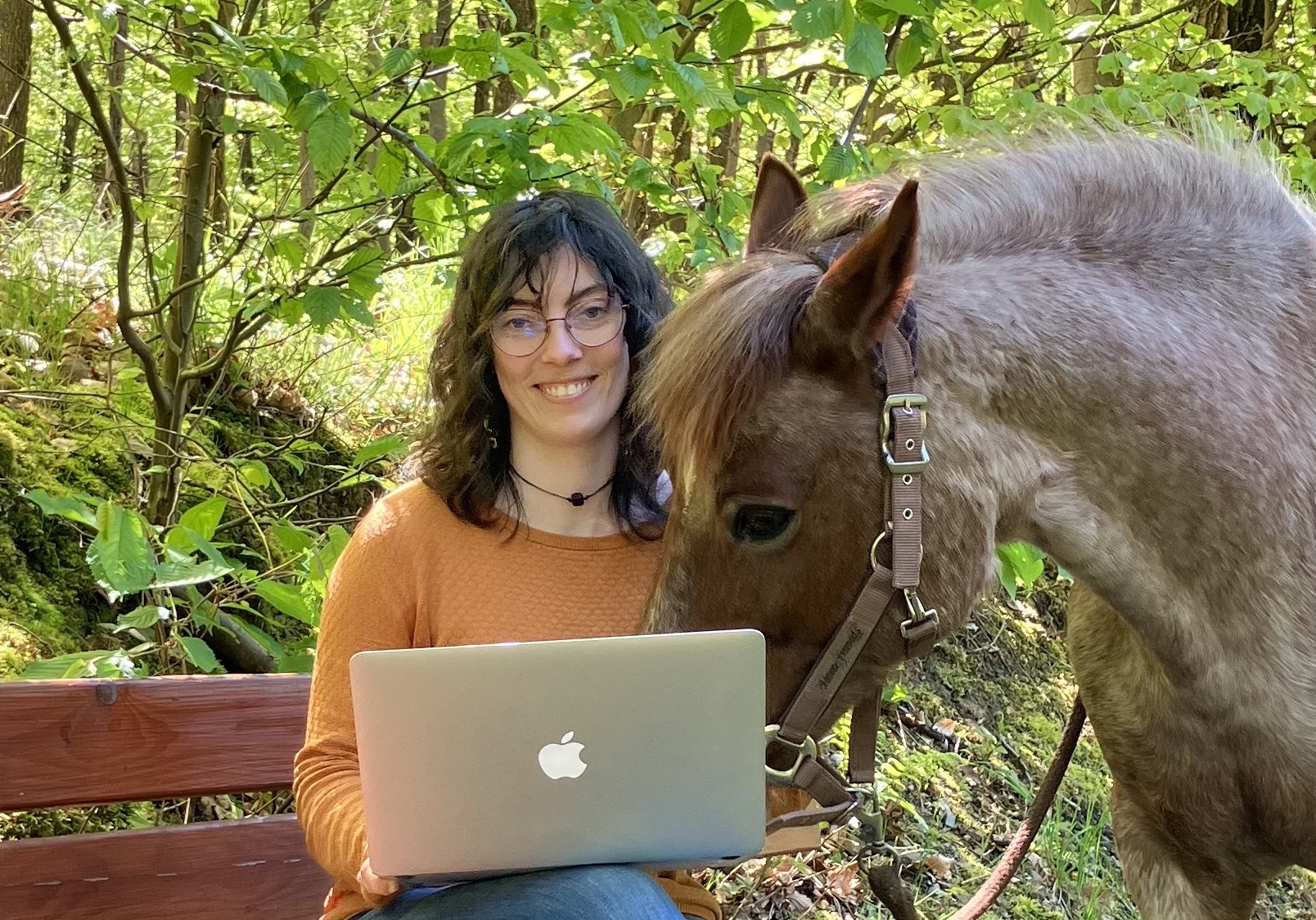 Texterin Mirjam mit ihrer Ponystute und einem Laptop